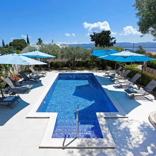 Apartments Šemper - HEATED POOL, hotel in Bol