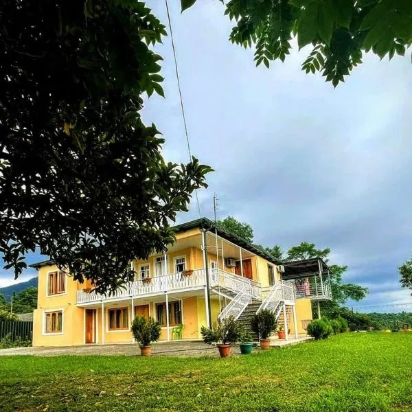 Guesthouse Dadia โรงแรมในChʼkhorotsqu