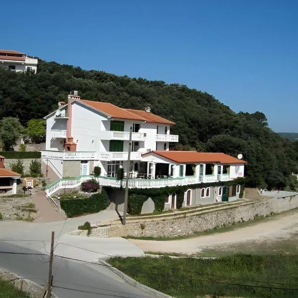Rooms by the sea Supetarska Draga - Donja, Rab - 23068, hotel in Rab