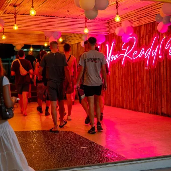 Base Party Hostel, hotel in Ao Nang Beach