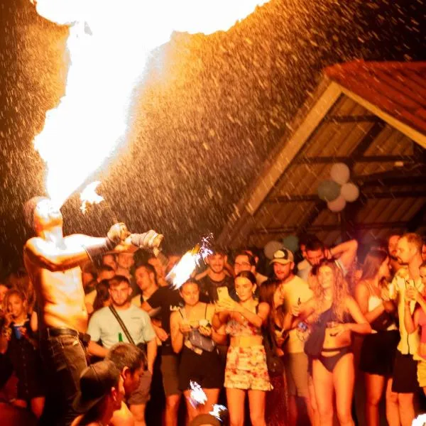 Base Party Hostel, hotel in Ao Nang Beach