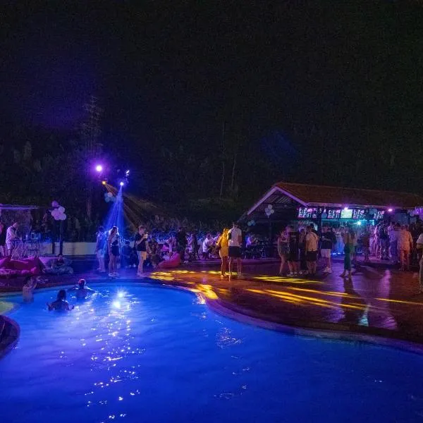 Base Party Hostel, hotel v destinaci pláž