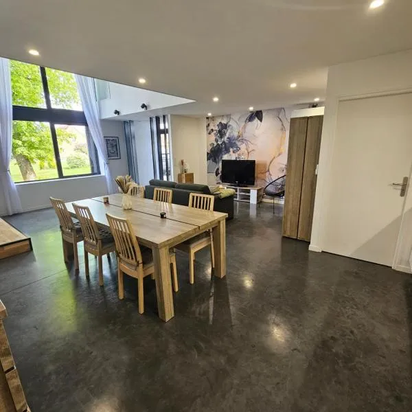 *le hangar du Paradis *, hotel in Lestrem