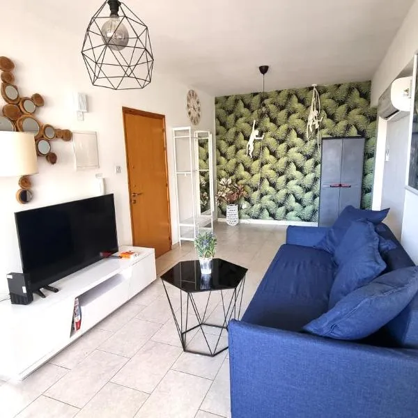 Beach Haven: 7-Minute walk to the beach + Pool, hotel v Larnake