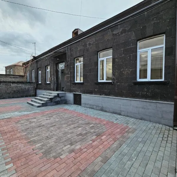 Shahumyan 98 Guest house, hotel in Gyumri