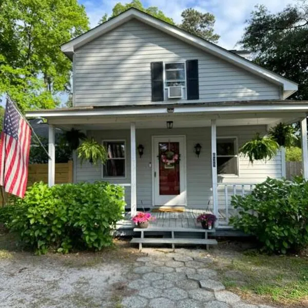 Charming May Street Retreat, hotel v destinaci Southern Pines