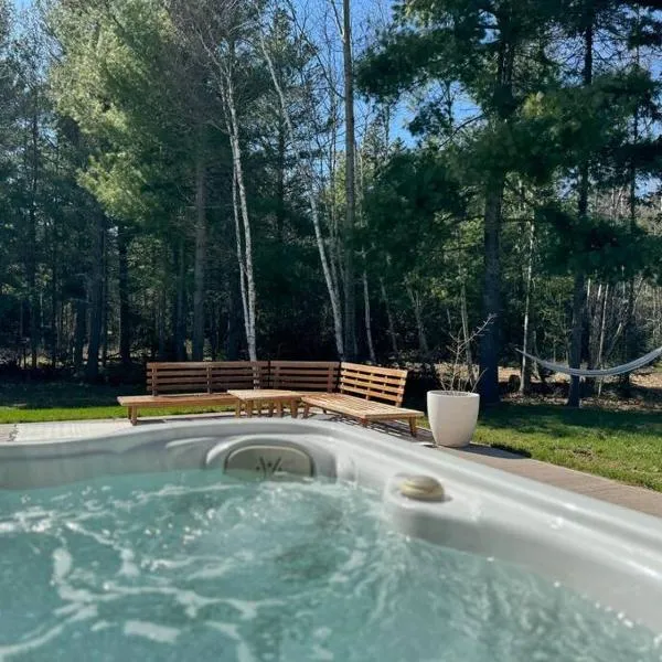 Luxury Forest Oasis 4 beds 4 baths and Hot tub, hotel v destinaci Cocagne 