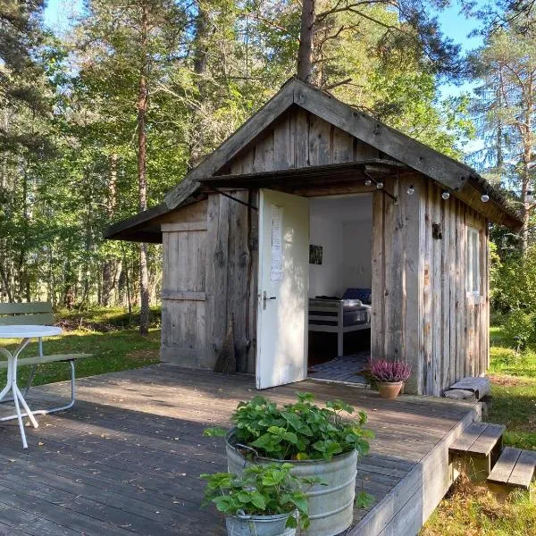 Karlsäter - Lilla stugan, hotel in Lövstabruk