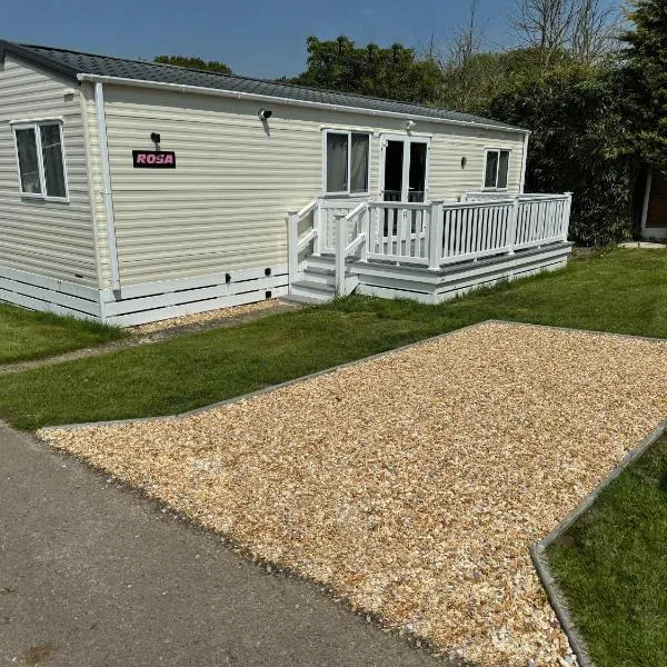 Rosa - Bournemouth Holiday Home, hotel in Wimborne Minster