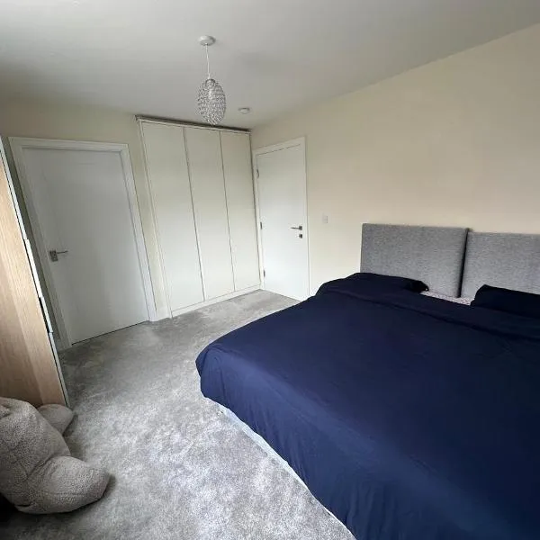 Pvt room with direct train to city center 25 mins, hotel v destinaci Dublin