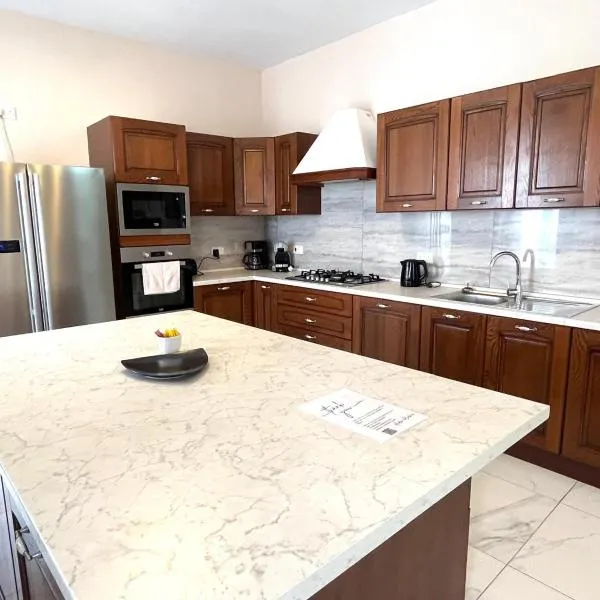 Mellieha large 4 Bedroom Apartment -sleeps 8 Prime Location- Beach 950m, hotel in Mellieħa