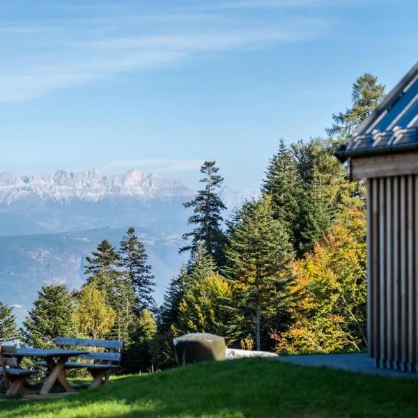 NEW OPENING "Sissi Chalets" - Unique Luxury Hideaway with Mountain view & Sauna, hotel v destinaci Mendola
