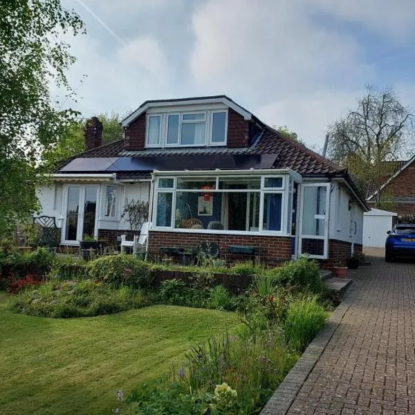 Double room with ensuite shower room in quiet, private house, hotel in Worthing