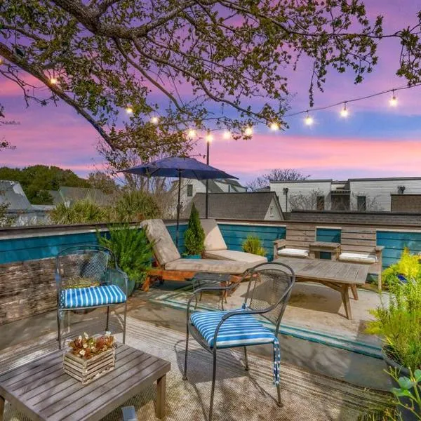 Elegant Sunlit Home with Private Rooftop Oasis, hotel in Charleston