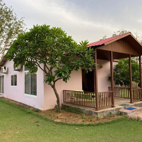 Orchard At Sarai - Private cottage, Large lawn, & Pet friendly, hotel v destinaci Gurgáon