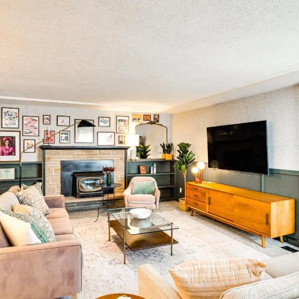 Vibrant Tacoma Retreat, Near Point Defiance Park!, hotel in Tacoma