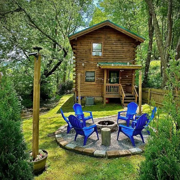 Cozy Creekside Cabin, hotel v destinaci Waynesville