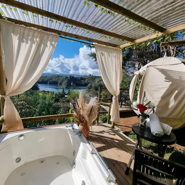 Levit Glamping - Hotel Guatapé Peñol, hotel v mestu Guatapé