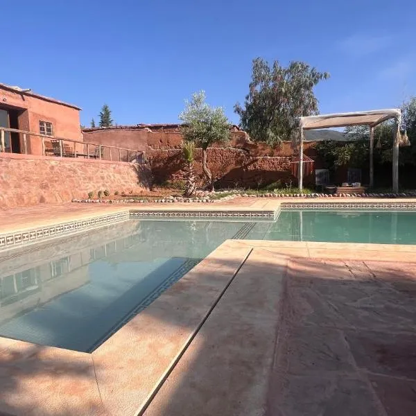 Escapade famille - vue panoramique et piscine privée, hotel in Aït Ghemat