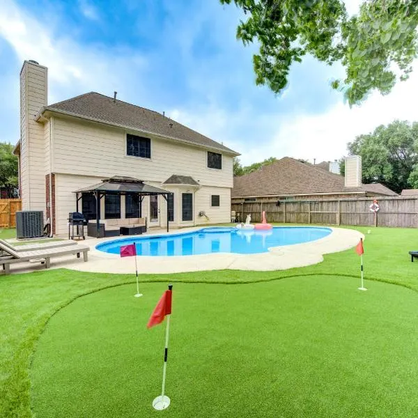 Amazing Getaway Home - 4 Bedrooms 2,5 Baths - West Houston, Katy, Richmond - Huge Pool, Mini-Golf, PingPong, Billards, BBQ, Katy Asian Town, Typhoon Waterpark, King Bed, hotel v destinaci Katy