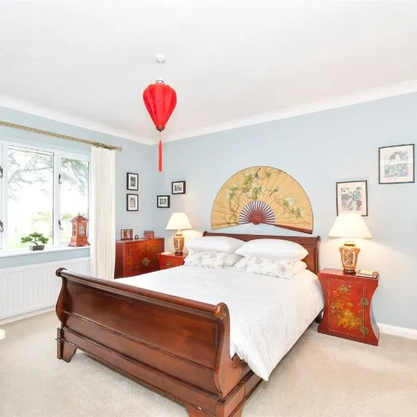 Stay at 'The Elms' in tranquil Church Norton, Selsey - Ground floor bedroom, own private bathroom, quiet beach, 2 acre garden by the sea, on edge of wildlife nature reserve, hotel v destinaci Selsey