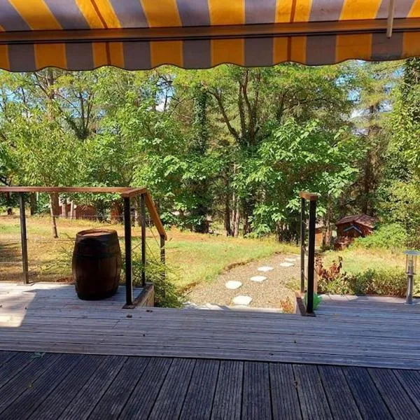 Chalet au milieu de la forêt avec lac à proximité, hotel em Layrac