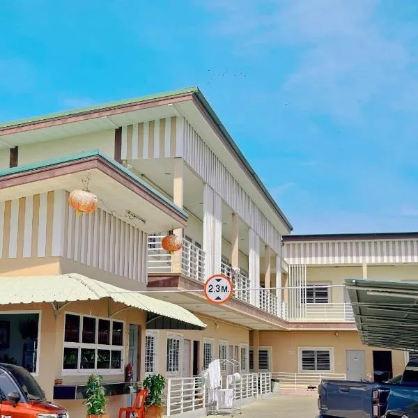 Viesnīca โรงแรม ปาล์มเพลส pilsētā Ban Nong Tako