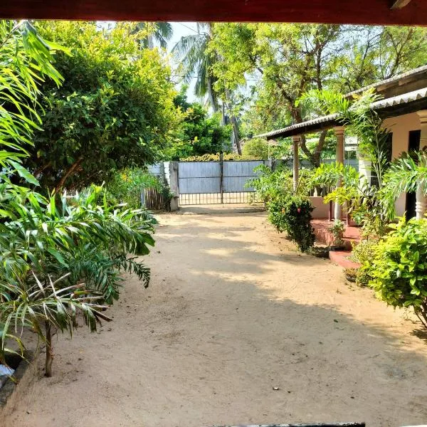 Suman Beach Rooms, hotel v destinaci Nilaveli