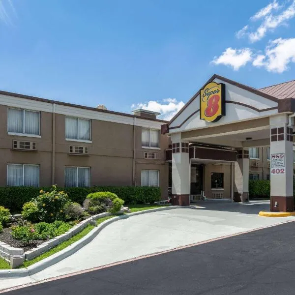 Super 8 by Wyndham Grand Prairie North, hotel v destinaci Grand Prairie
