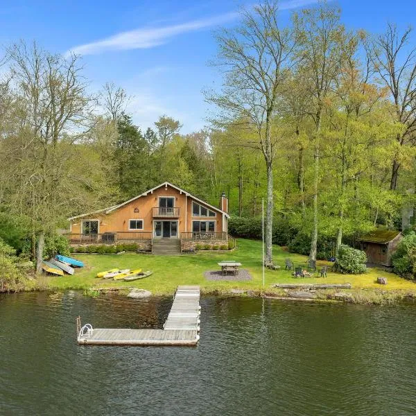Lakefront Family Home, Kayaks, Hot Tub, Fireplace, Hotel in Lake Ariel