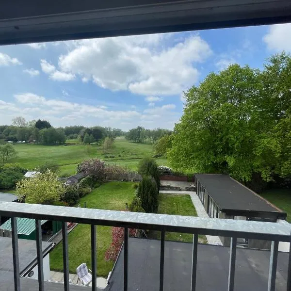 LUXURIOUS HOLIDAY HOME Bolton, hotel in Bolton