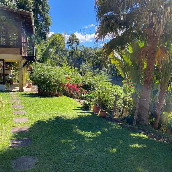 Refúgio Tranquilo na Natureza com Casa de Festas: Perfeito para Família e Amigos