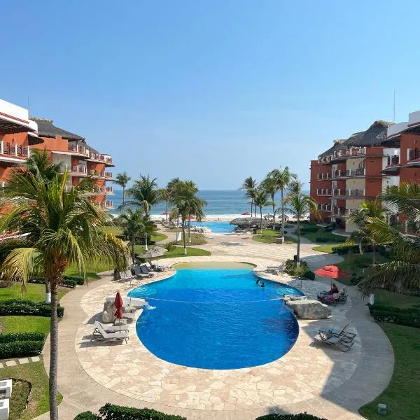 Beachfront in a peaceful Resort 8mi from Puerto Escondido, Hotel in Puerto Escondido