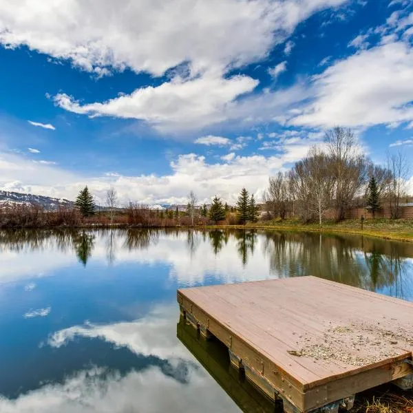 Riverfront Cabin, 4 Mi to Granby Ranch, hôtel à Granby