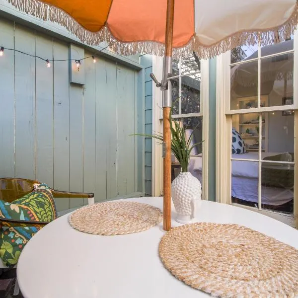 Private Patio Retreat in Charming Downtown, hotel v destinaci Savannah