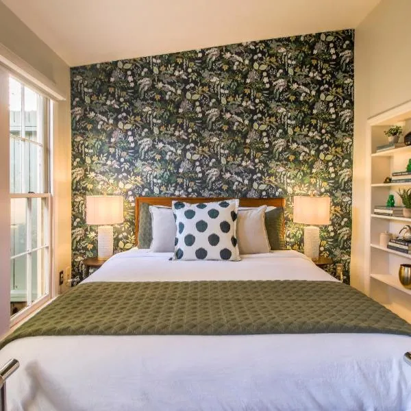 The Magnolia Retreat in Historic Savannah 1BR, hotel a Savannah