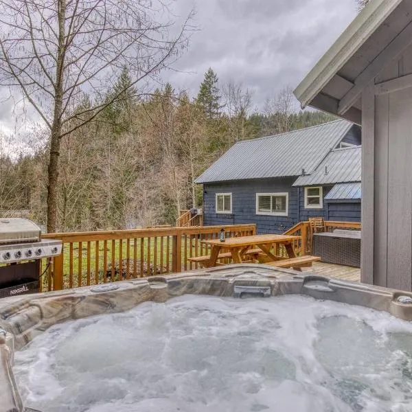 Riverbend Retreat 3 - Riverfront, Hot Tub, BBQ Pet Friendly, hotel v destinaci Rhododendron