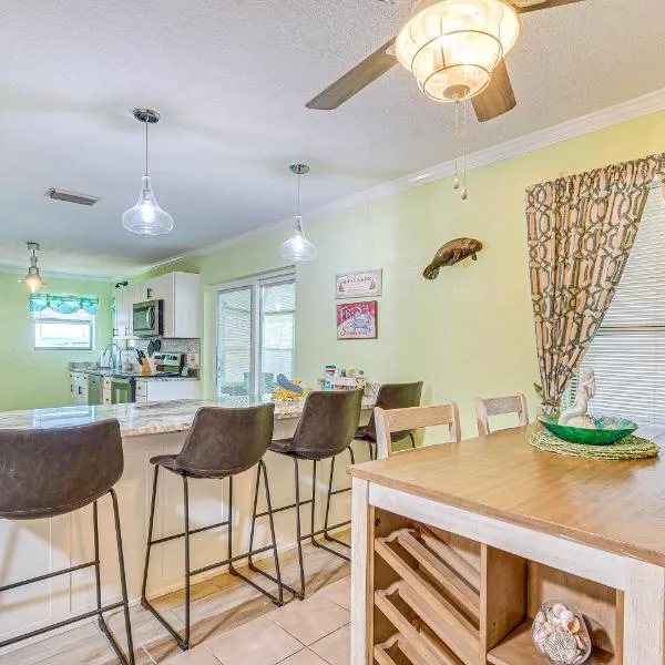 Waterfront Hernando Beach Home with Dock and Hot Tub!, hotel in Hernando Beach