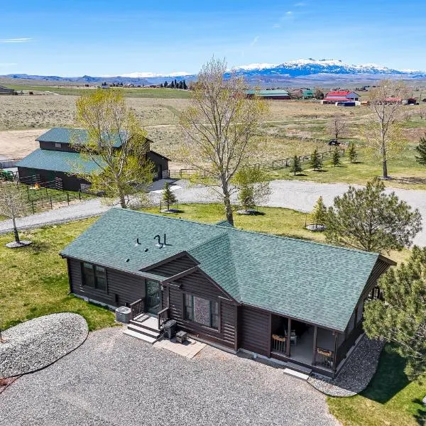 Serene Yellowstone Country Retreat with Deck and Views, hotel v destinaci Cody