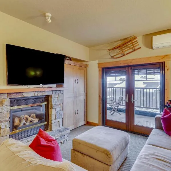 Ski-In/Ski-Out Whitefish Escape w/ Balcony!, hotel in Whitefish