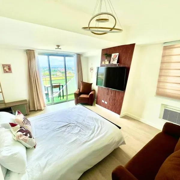 ์ฐํ๋ฅด๋๋์ ์์นํ ํธํ
Big Spacious Corner Unit at Azure North wraparound balcony