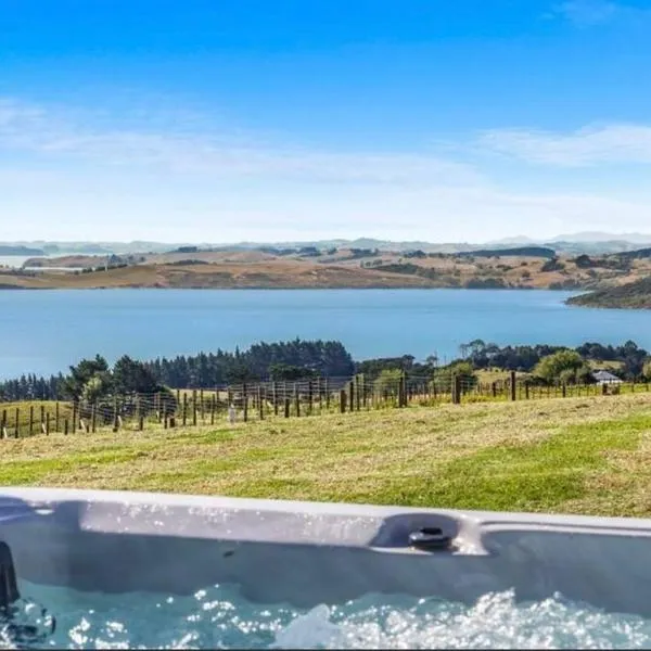 Farmhouse with Coastal Views, hotel v destinaci Wharehine