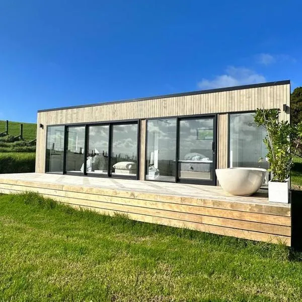 Luxury Farm Cabin - Coastal Views, viešbutis mieste Wharehine