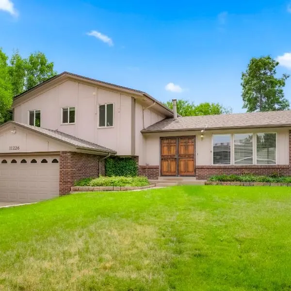 Large Home, 2 Living Rooms, Great for Family/Pets!, hotel in Arvada