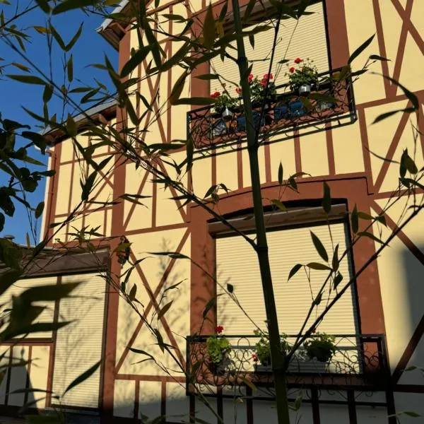 Maison Colombage normande, hotel u gradu Fler