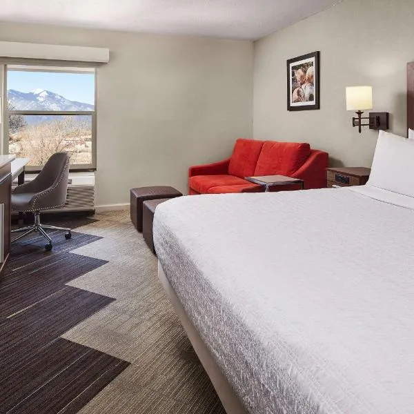 Hampton Inn Taos, хотел в Таос