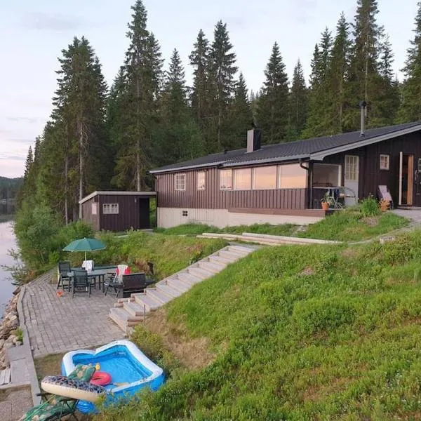 Hytteperle tett inntil innsjø, hotel a Vassli