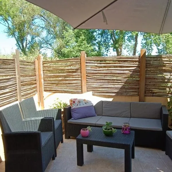 Studette de 10m2, Terrasse de 18m2, Piscine ouverte, Parking, hotel din Quissac