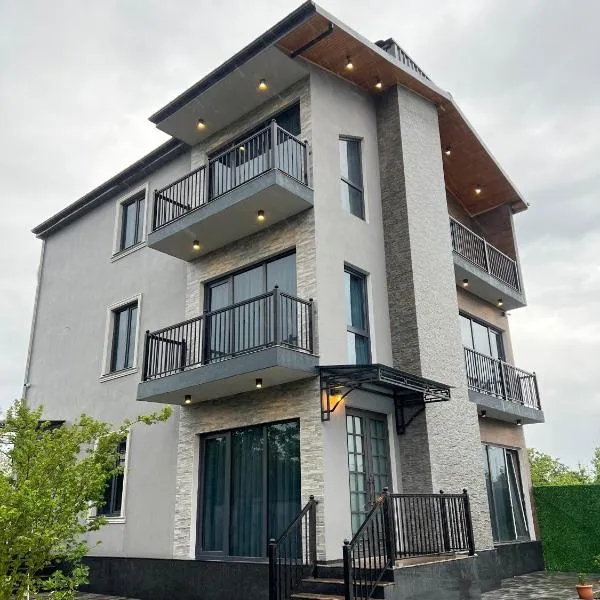 Feel Georgia - Private Villa with Pool , Garden, BBQ & Summer Kitchen in Batumi, hotel v destinaci Batumi