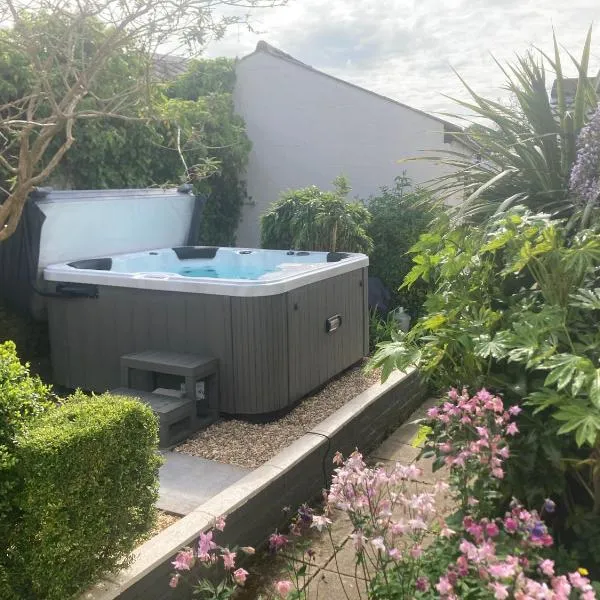 Bryntirion Farmhouse Apartment with Hot Tub, hotel in Llanllugan